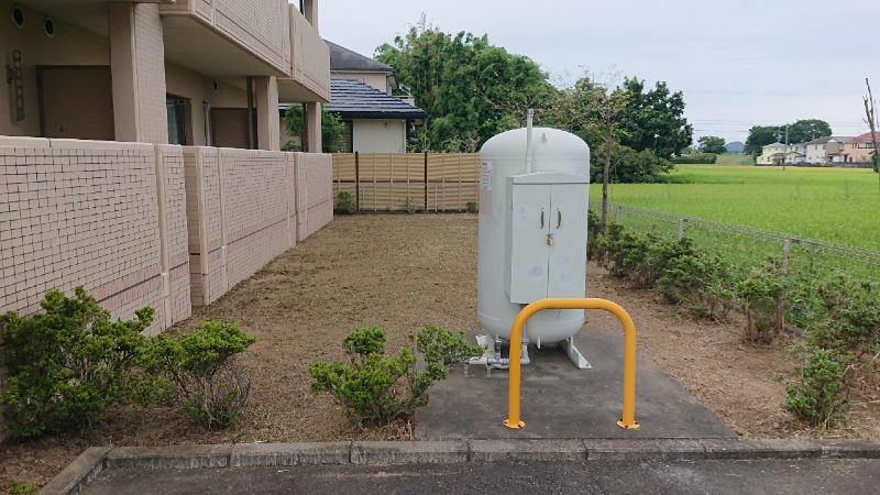 賃貸物件裏庭の除草作業をご依頼頂きました(^_^ゞ - 暖謝離本舗